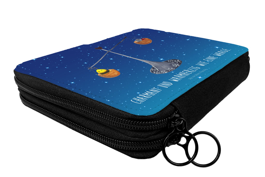 Federmappe Sternzeichen Waage Federmappe, Stiftetasche, Stifte Etui, Schule, Einschulung, Geschenk, Kind, Schüler, Schülerin, Stifterolle, Federmäppchen, Motiv, Grundschule, Federmäppchen bedruckt, Büro Stifte Etui, Bestückte Federmappe, Kinder Federmappe, Federmappe Einschulung, Tierkreiszeichen, Sternzeichen, Horoskop, Astrologie, Aszendent, Waage, Waage Geschenk, Waage Sternzeichen, Geschenk Oktober, Geschenk September, Geburtstag Oktober, Geburtstag September, Gleichgewicht, Marienkäfer, Hummel, Biene