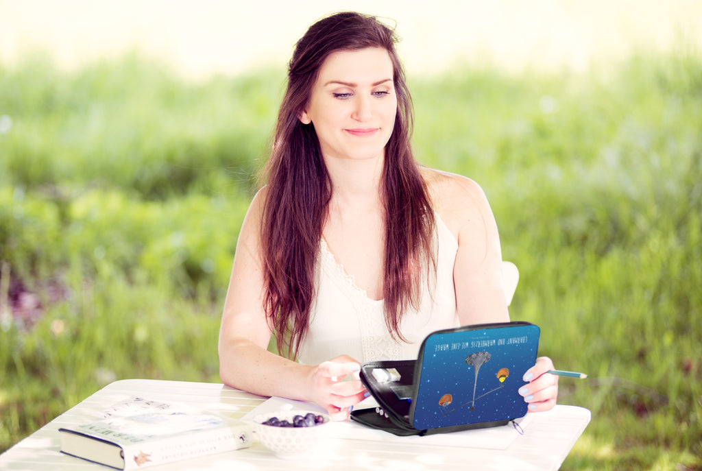 Federmappe Sternzeichen Waage Federmappe, Stiftetasche, Stifte Etui, Schule, Einschulung, Geschenk, Kind, Schüler, Schülerin, Stifterolle, Federmäppchen, Motiv, Grundschule, Federmäppchen bedruckt, Büro Stifte Etui, Bestückte Federmappe, Kinder Federmappe, Federmappe Einschulung, Tierkreiszeichen, Sternzeichen, Horoskop, Astrologie, Aszendent, Waage, Waage Geschenk, Waage Sternzeichen, Geschenk Oktober, Geschenk September, Geburtstag Oktober, Geburtstag September, Gleichgewicht, Marienkäfer, Hummel, Biene