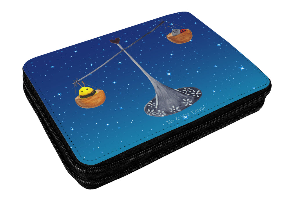 Federmappe Sternzeichen Waage Federmappe, Stiftetasche, Stifte Etui, Schule, Einschulung, Geschenk, Kind, Schüler, Schülerin, Stifterolle, Federmäppchen, Motiv, Grundschule, Federmäppchen bedruckt, Büro Stifte Etui, Bestückte Federmappe, Kinder Federmappe, Federmappe Einschulung, Tierkreiszeichen, Sternzeichen, Horoskop, Astrologie, Aszendent, Waage, Waage Geschenk, Waage Sternzeichen, Geschenk Oktober, Geschenk September, Geburtstag Oktober, Geburtstag September, Gleichgewicht, Marienkäfer, Hummel, Biene