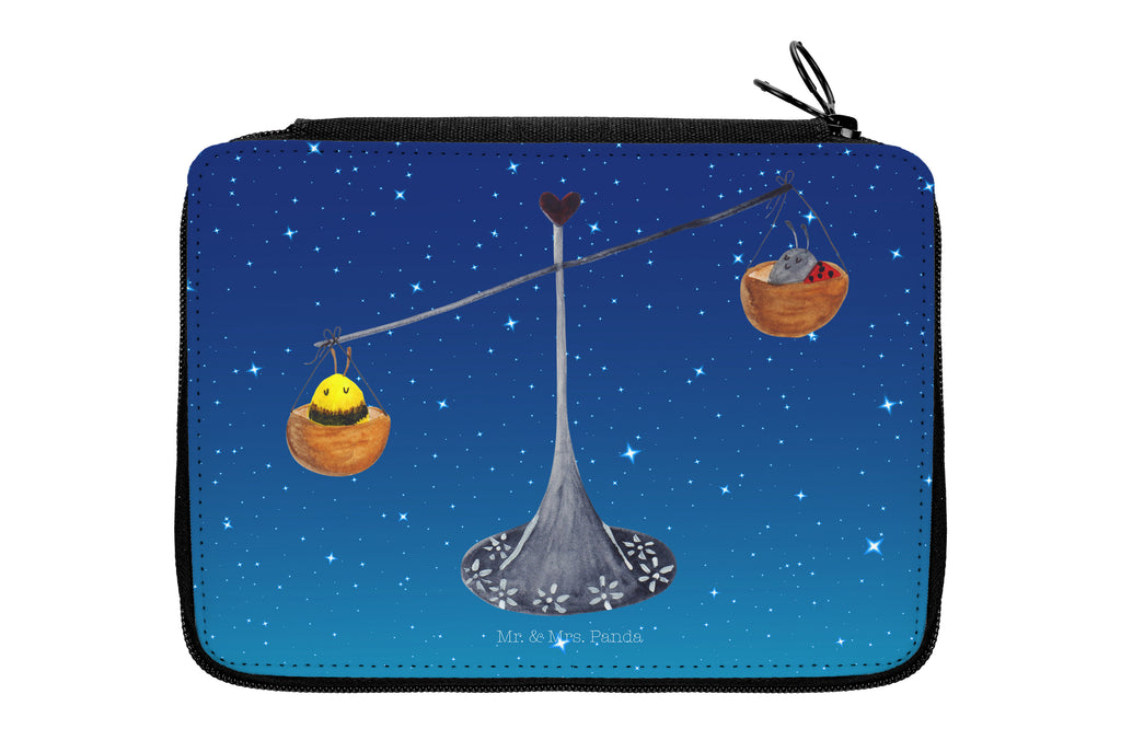 Federmappe Sternzeichen Waage Federmappe, Stiftetasche, Stifte Etui, Schule, Einschulung, Geschenk, Kind, Schüler, Schülerin, Stifterolle, Federmäppchen, Motiv, Grundschule, Federmäppchen bedruckt, Büro Stifte Etui, Bestückte Federmappe, Kinder Federmappe, Federmappe Einschulung, Tierkreiszeichen, Sternzeichen, Horoskop, Astrologie, Aszendent, Waage, Waage Geschenk, Waage Sternzeichen, Geschenk Oktober, Geschenk September, Geburtstag Oktober, Geburtstag September, Gleichgewicht, Marienkäfer, Hummel, Biene