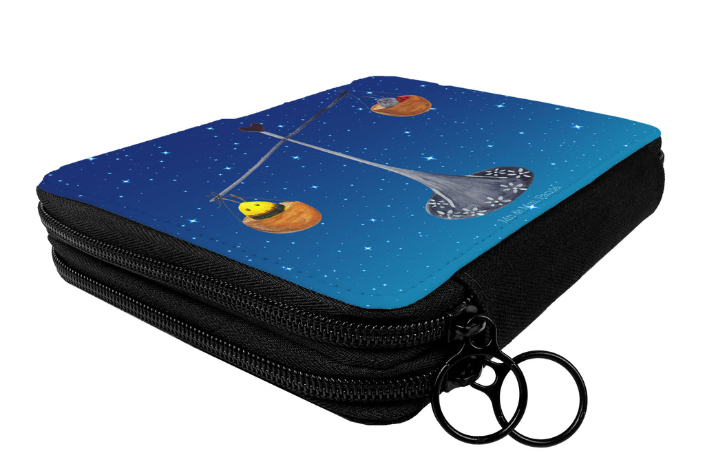 Federmappe Sternzeichen Waage Federmappe, Stiftetasche, Stifte Etui, Schule, Einschulung, Geschenk, Kind, Schüler, Schülerin, Stifterolle, Federmäppchen, Motiv, Grundschule, Federmäppchen bedruckt, Büro Stifte Etui, Bestückte Federmappe, Kinder Federmappe, Federmappe Einschulung, Tierkreiszeichen, Sternzeichen, Horoskop, Astrologie, Aszendent, Waage, Waage Geschenk, Waage Sternzeichen, Geschenk Oktober, Geschenk September, Geburtstag Oktober, Geburtstag September, Gleichgewicht, Marienkäfer, Hummel, Biene