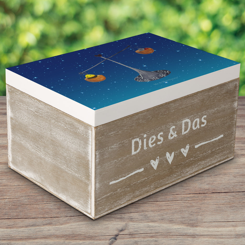 Holzkiste Sternzeichen Waage Holzkiste, Kiste, Schatzkiste, Truhe, Schatulle, XXL, Erinnerungsbox, Erinnerungskiste, Dekokiste, Aufbewahrungsbox, Tierkreiszeichen, Sternzeichen, Horoskop, Astrologie, Aszendent, Waage, Waage Geschenk, Waage Sternzeichen, Geschenk Oktober, Geschenk September, Geburtstag Oktober, Geburtstag September, Gleichgewicht, Marienkäfer, Hummel, Biene
