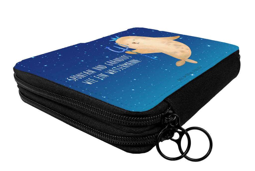 Federmappe Sternzeichen Wassermann Federmappe, Stiftetasche, Stifte Etui, Schule, Einschulung, Geschenk, Kind, Schüler, Schülerin, Stifterolle, Federmäppchen, Motiv, Grundschule, Federmäppchen bedruckt, Büro Stifte Etui, Bestückte Federmappe, Kinder Federmappe, Federmappe Einschulung, Tierkreiszeichen, Sternzeichen, Horoskop, Astrologie, Aszendent, Meermann, Nix, Wassermann Geschenk, Wassermann Sternzeichen, Geschenk Januar, Geschenk Februar, Geburtstag Januar, Geburtstag Februar, Meer Geschenk