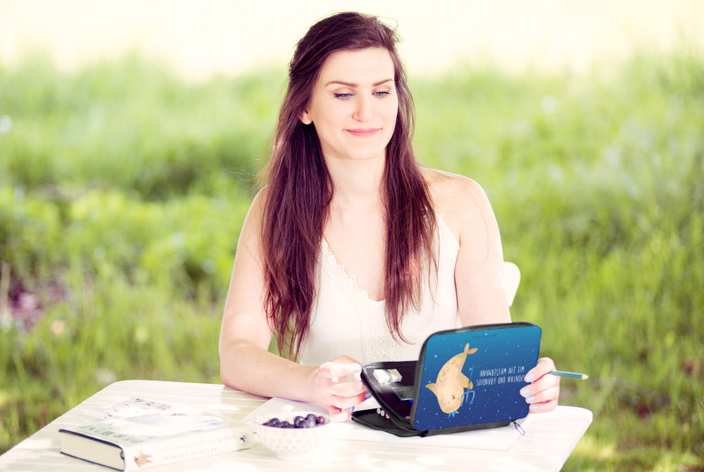 Federmappe Sternzeichen Wassermann Federmappe, Stiftetasche, Stifte Etui, Schule, Einschulung, Geschenk, Kind, Schüler, Schülerin, Stifterolle, Federmäppchen, Motiv, Grundschule, Federmäppchen bedruckt, Büro Stifte Etui, Bestückte Federmappe, Kinder Federmappe, Federmappe Einschulung, Tierkreiszeichen, Sternzeichen, Horoskop, Astrologie, Aszendent, Meermann, Nix, Wassermann Geschenk, Wassermann Sternzeichen, Geschenk Januar, Geschenk Februar, Geburtstag Januar, Geburtstag Februar, Meer Geschenk