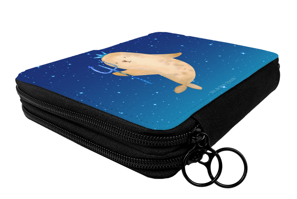 Federmappe Sternzeichen Wassermann Federmappe, Stiftetasche, Stifte Etui, Schule, Einschulung, Geschenk, Kind, Schüler, Schülerin, Stifterolle, Federmäppchen, Motiv, Grundschule, Federmäppchen bedruckt, Büro Stifte Etui, Bestückte Federmappe, Kinder Federmappe, Federmappe Einschulung, Tierkreiszeichen, Sternzeichen, Horoskop, Astrologie, Aszendent, Meermann, Nix, Wassermann Geschenk, Wassermann Sternzeichen, Geschenk Januar, Geschenk Februar, Geburtstag Januar, Geburtstag Februar, Meer Geschenk