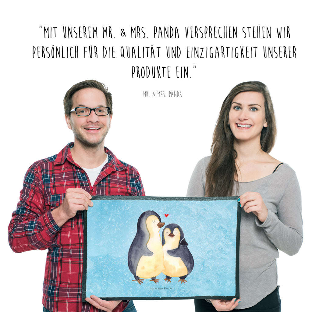 Fußmatte Pinguin umarmend Türvorleger, Schmutzmatte, Fußabtreter, Matte, Schmutzfänger, Fußabstreifer, Schmutzfangmatte, Türmatte, Motivfußmatte, Haustürmatte, Vorleger, Pinguin, Liebe, Liebespaar, Liebesbeweis, Liebesgeschenk, Verlobung, Jahrestag, Hochzeitstag, Hochzeit, Hochzeitsgeschenk