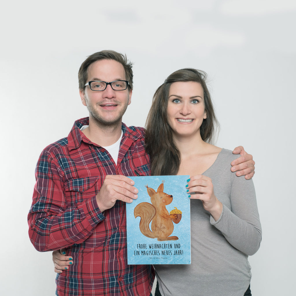 Poster Eichhörnchen Weihnachtszeit Poster, Wandposter, Bild, Wanddeko, Küchenposter, Kinderposter, Wanddeko Bild, Raumdekoration, Wanddekoration, Handgemaltes Poster, Mr. & Mrs. Panda Poster, Designposter, Kunstdruck, Posterdruck, Winter, Weihnachten, Weihnachtsdeko, Nikolaus, Advent, Heiligabend, Wintermotiv, Frohe Weihnachten, Frohes neues Jahr, Guten Rutsch, Weihnachtsmotiv, Weihnachtsgruß, Neujahr, Vogel