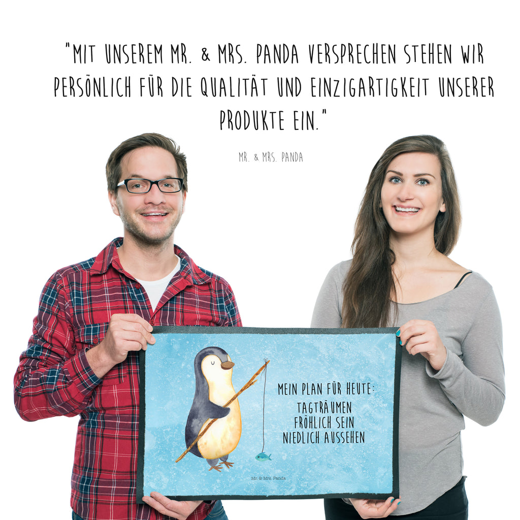 Fußmatte Pinguin Angler Pinguin, Pinguine, Angeln, Angler, Tagträume, Hobby, Plan, Planer, Tagesplan, Neustart, Motivation, Geschenk, Freundinnen, Geschenkidee, Urlaub, Wochenende Türvorleger, Schmutzmatte, Fußabtreter, Matte, Schmutzfänger, Fußabstreifer, Schmutzfangmatte, Türmatte, Motivfußmatte,  Haustürmatte, Vorleger  Pinguin
