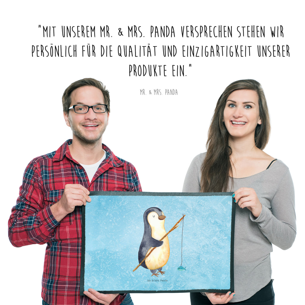 Fußmatte Pinguin Angler Pinguin, Pinguine, Angeln, Angler, Tagträume, Hobby, Plan, Planer, Tagesplan, Neustart, Motivation, Geschenk, Freundinnen, Geschenkidee, Urlaub, Wochenende Türvorleger, Schmutzmatte, Fußabtreter, Matte, Schmutzfänger, Fußabstreifer, Schmutzfangmatte, Türmatte, Motivfußmatte,  Haustürmatte, Vorleger  Pinguin