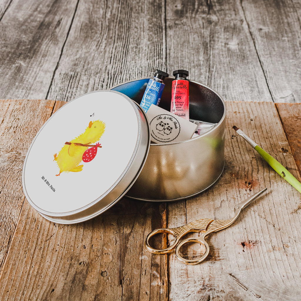 Blechdose rund Küken Wanderer Metalldose, Keksdose, Dose, Vorratsdose, Geschenkbox, Ostern, Osterhase, Ostergeschenke, Osternest, Osterdeko, Geschenk zu Ostern, Küken, Osterei, Ostereier, Ei, Frühlingsgefühle, Freude, Grüße, liebe Grüße, Frohe Ostern, Ostergrüße, Flausen, Wunder, Reisen, Weltenbummler, Zeit, Zeitmanagement, Backpacker