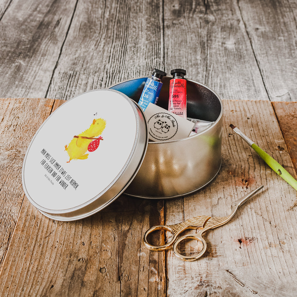 Blechdose rund Küken Wanderer Metalldose, Keksdose, Dose, Vorratsdose, Geschenkbox, Ostern, Osterhase, Ostergeschenke, Osternest, Osterdeko, Geschenk zu Ostern, Küken, Osterei, Ostereier, Ei, Frühlingsgefühle, Freude, Grüße, liebe Grüße, Frohe Ostern, Ostergrüße, Flausen, Wunder, Reisen, Weltenbummler, Zeit, Zeitmanagement, Backpacker