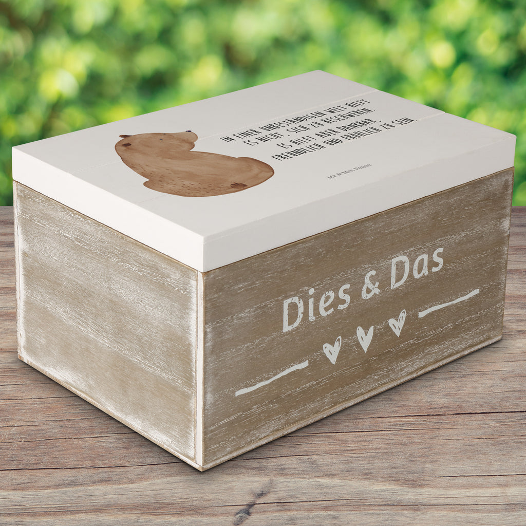 Holzkiste Bär Schulterblick Holzkiste, Kiste, Schatzkiste, Truhe, Schatulle, XXL, Erinnerungsbox, Erinnerungskiste, Dekokiste, Aufbewahrungsbox, Bär, Teddy, Teddybär, Selbstachtung, Weltansicht, Motivation, Bären, Bärenliebe, Weisheit