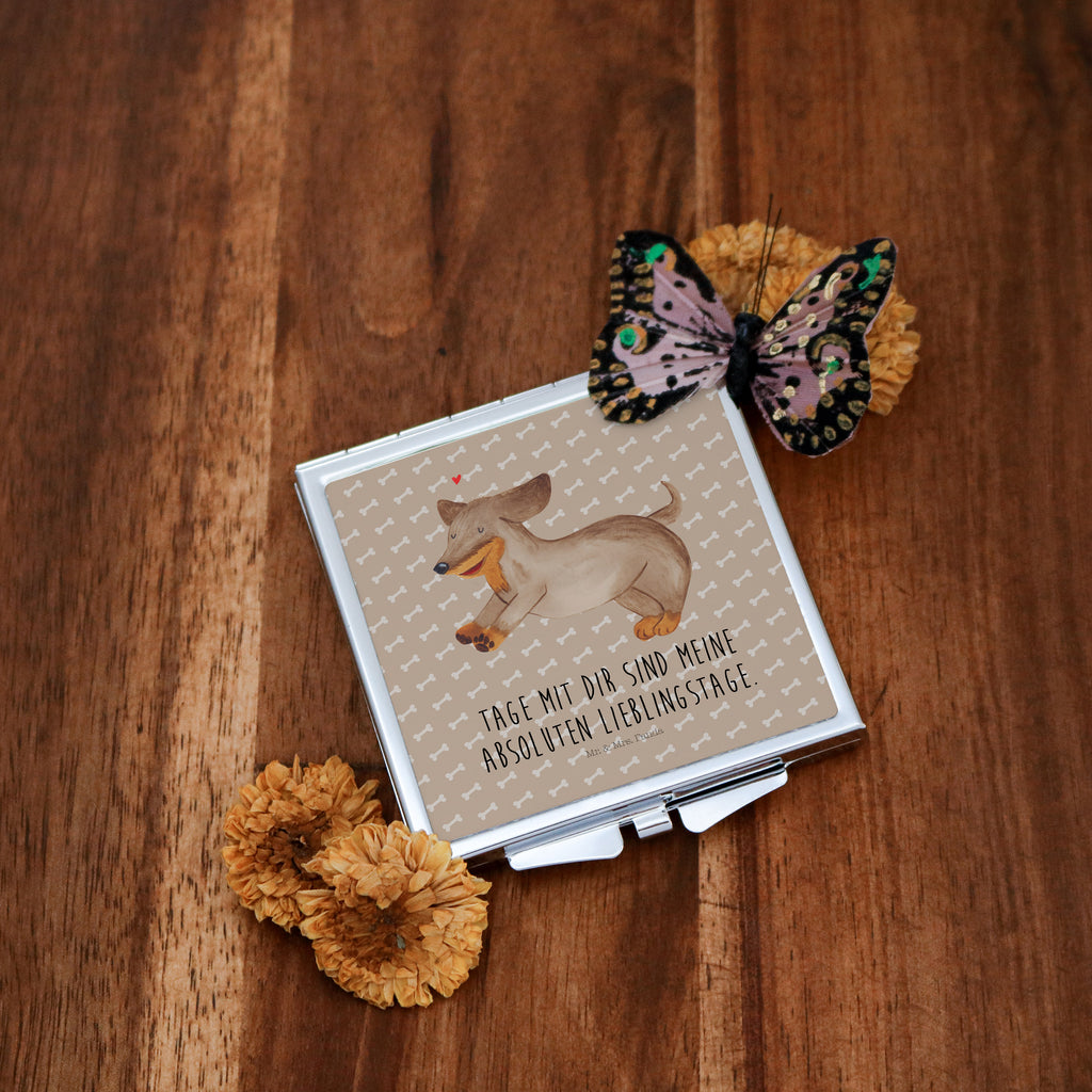 Handtaschenspiegel quadratisch Hund Dackel fröhlich Spiegel, Handtasche, Quadrat, silber, schminken, Schminkspiegel, Hund, Hundemotiv, Haustier, Hunderasse, Tierliebhaber, Hundebesitzer, Sprüche, Hunde, Dackel, Dachshund, happy dog