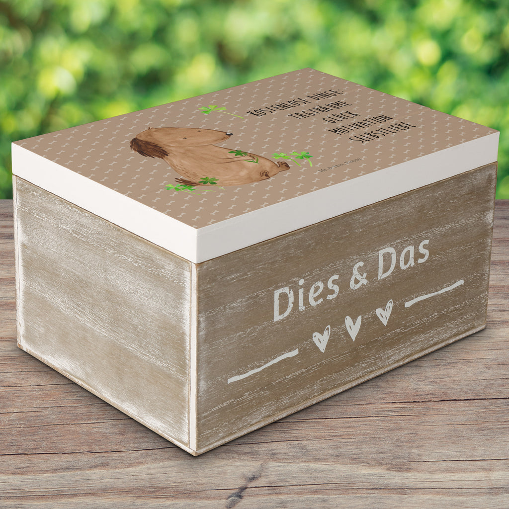 Holzkiste Hund Kleeblatt Holzkiste, Kiste, Schatzkiste, Truhe, Schatulle, XXL, Erinnerungsbox, Erinnerungskiste, Dekokiste, Aufbewahrungsbox, Hund, Hundemotiv, Haustier, Hunderasse, Tierliebhaber, Hundebesitzer, Sprüche, Kleeblatt, Glück, Tagträume, Motivation, Neuanfang, Geschenk, Glücksbringer, Selbstliebe, Achtsamkeit