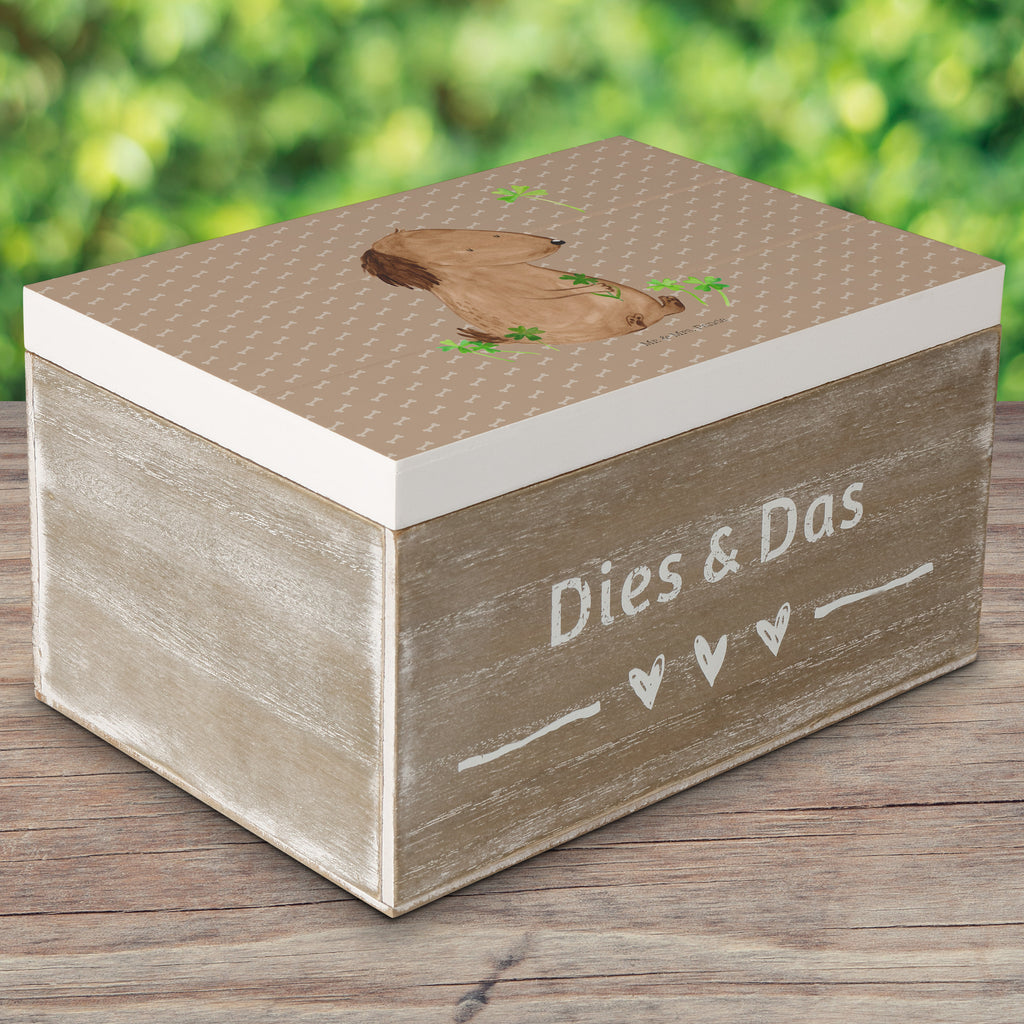 Holzkiste Hund Kleeblatt Holzkiste, Kiste, Schatzkiste, Truhe, Schatulle, XXL, Erinnerungsbox, Erinnerungskiste, Dekokiste, Aufbewahrungsbox, Hund, Hundemotiv, Haustier, Hunderasse, Tierliebhaber, Hundebesitzer, Sprüche, Kleeblatt, Glück, Tagträume, Motivation, Neuanfang, Geschenk, Glücksbringer, Selbstliebe, Achtsamkeit