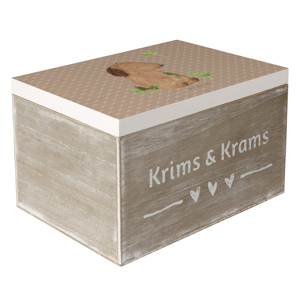 Holzkiste Hund Kleeblatt Holzkiste, Kiste, Schatzkiste, Truhe, Schatulle, XXL, Erinnerungsbox, Erinnerungskiste, Dekokiste, Aufbewahrungsbox, Hund, Hundemotiv, Haustier, Hunderasse, Tierliebhaber, Hundebesitzer, Sprüche, Kleeblatt, Glück, Tagträume, Motivation, Neuanfang, Geschenk, Glücksbringer, Selbstliebe, Achtsamkeit