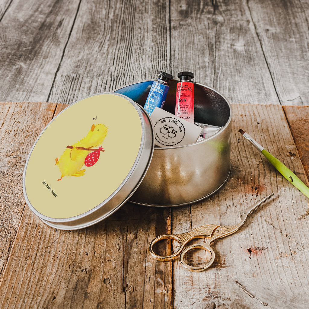 Blechdose rund Küken Wanderer Metalldose, Keksdose, Dose, Vorratsdose, Geschenkbox, Ostern, Osterhase, Ostergeschenke, Osternest, Osterdeko, Geschenk zu Ostern, Küken, Osterei, Ostereier, Ei, Frühlingsgefühle, Freude, Grüße, liebe Grüße, Frohe Ostern, Ostergrüße, Flausen, Wunder, Reisen, Weltenbummler, Zeit, Zeitmanagement, Backpacker