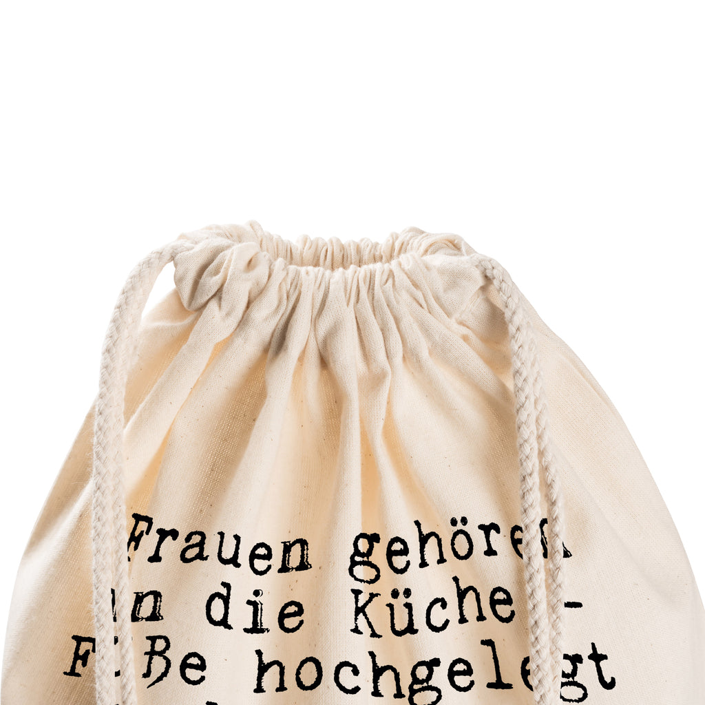 Sportbeutel Sprüche und Zitate Frauen gehören in die Küche - Füße hochgelegt und Cocktail schlürfend, während sie ihrem Mann beim Kochen zusieht. Sportbeutel, Turnbeutel, Beutel, Sporttasche, Tasche, Stoffbeutel, Sportbeutel Kinder, Spruch, Sprüche, lustig, Weisheiten, Zitate, Spruch Sprüche Weisheiten Zitate Lustig Weisheit Worte
