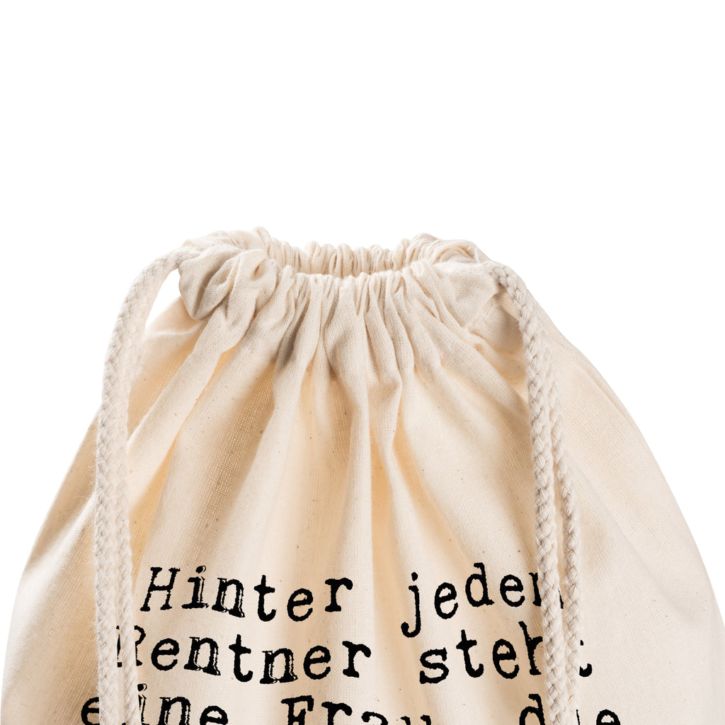 Sportbeutel Sprüche und Zitate Hinter jedem Rentner steht eine Frau, die es sich wünscht, dass er wieder arbeitet. Sportbeutel, Turnbeutel, Beutel, Sporttasche, Tasche, Stoffbeutel, Sportbeutel Kinder, Spruch, Sprüche, lustig, Weisheiten, Zitate, Spruch Sprüche Weisheiten Zitate Lustig Weisheit Worte