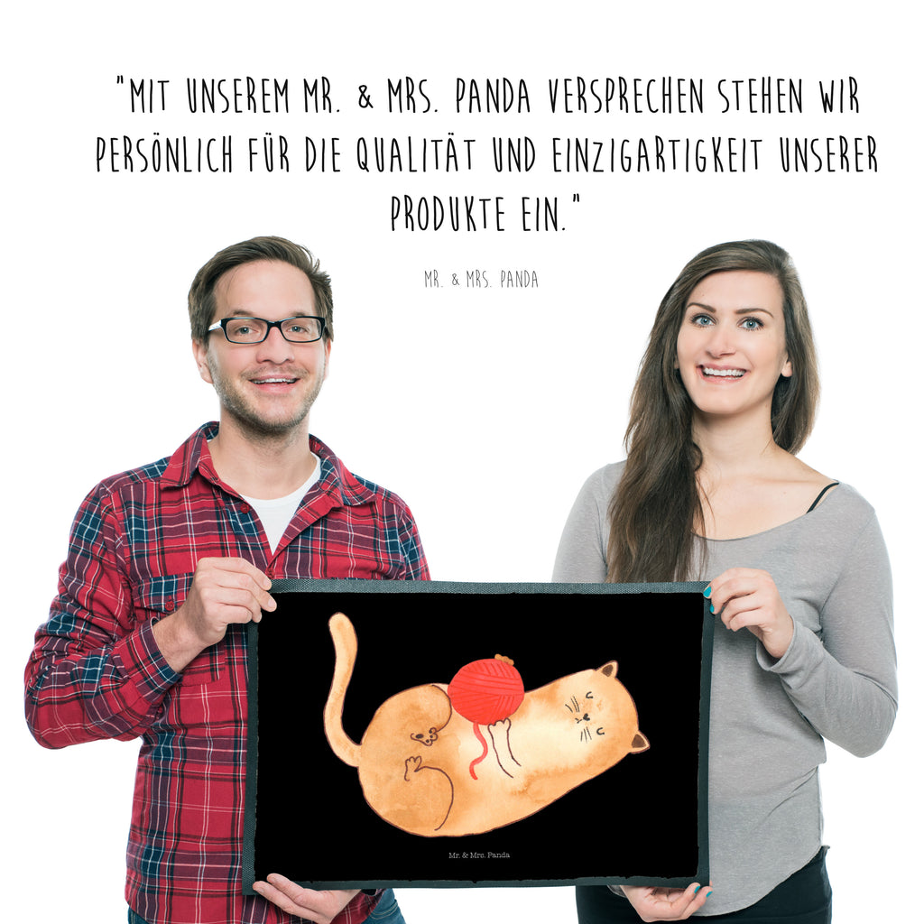 Fußmatte Katzen Wollknäul Katzen, Katze, Kater, Mietze, Cat, Cats, Katzenhalter, Katzenbesitzerin, Haustier, Wollknäuel, Wolle, Spielen, Spiel, verspielt,	 Türvorleger, Schmutzmatte, Fußabtreter, Matte, Schmutzfänger, Fußabstreifer, Schmutzfangmatte, Türmatte, Motivfußmatte,  Haustürmatte, Vorleger  Katze, Katzenmotiv, Katzenfan, Katzendeko, Katzenfreund, Katzenliebhaber, Katzenprodukte, Katzenartikel, Katzenaccessoires, Katzensouvenirs, Katzenliebhaberprodukte, Katzenmotive