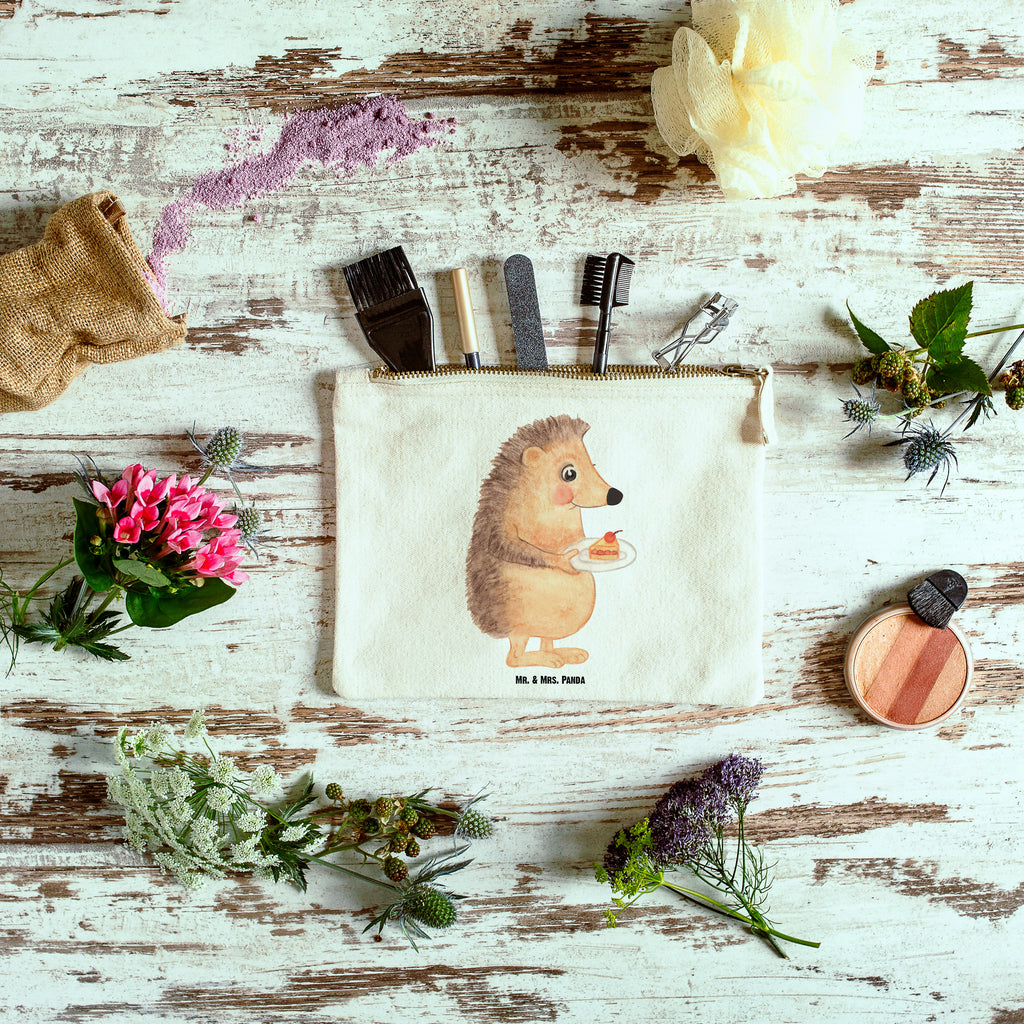 Schminktasche Igel mit Kuchenstück Schminktasche, Kosmetiktasche, Kosmetikbeutel, Stiftemäppchen, Etui, Federmappe, Makeup, XXL, Schminketui, Kosmetiketui, Schlamperetui, Tiermotive, Gute Laune, lustige Sprüche, Tiere, Igel, Essen Spruch, Kuchen, Backen Geschenk, Kuchen backen, Einladung Party, Geburtstagskuchen, Torte