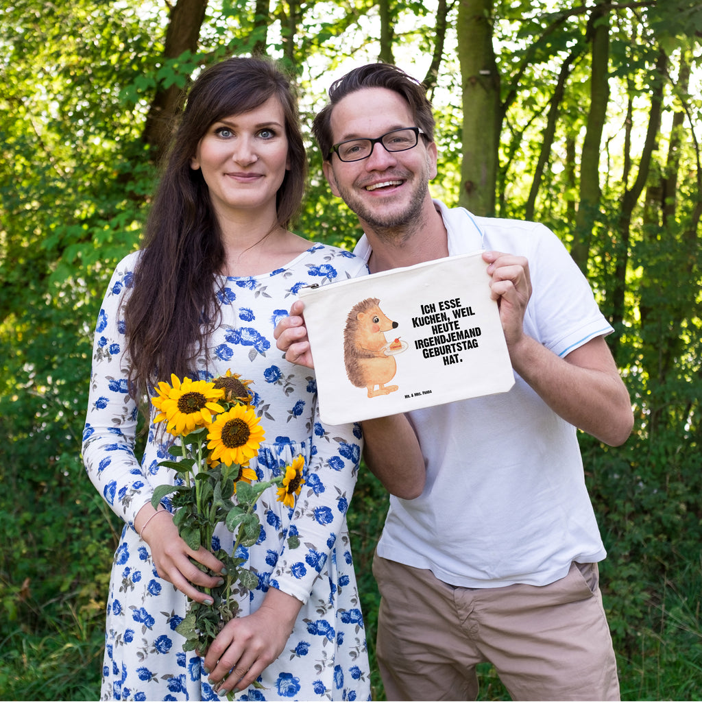 Schminktasche Igel mit Kuchenstück Schminktasche, Kosmetiktasche, Kosmetikbeutel, Stiftemäppchen, Etui, Federmappe, Makeup, XXL, Schminketui, Kosmetiketui, Schlamperetui, Tiermotive, Gute Laune, lustige Sprüche, Tiere, Igel, Essen Spruch, Kuchen, Backen Geschenk, Kuchen backen, Einladung Party, Geburtstagskuchen, Torte