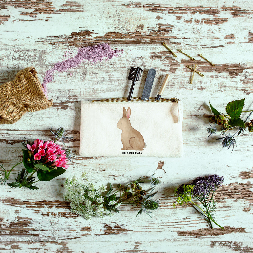 Schminktasche Hase sitzend Schminktasche, Kosmetiktasche, Kosmetikbeutel, Stiftemäppchen, Etui, Federmappe, Makeup, XXL, Schminketui, Kosmetiketui, Schlamperetui, Ostern, Osterhase, Ostergeschenke, Osternest, Osterdeko, Geschenk zu Ostern, Frohe Ostern, Ostergrüße, Osterblume, Liebe, Grüße, Hase, Kaninchen