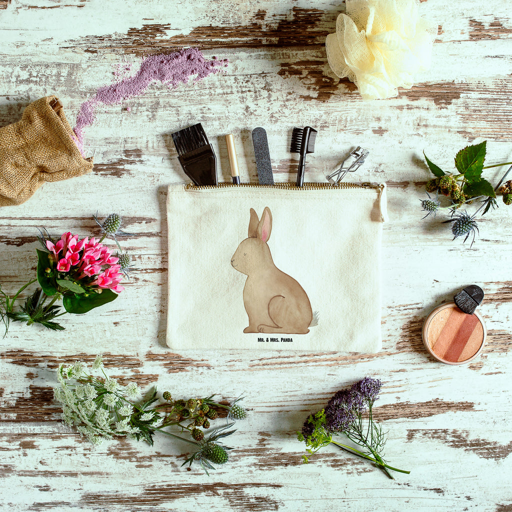 Schminktasche Hase sitzend Schminktasche, Kosmetiktasche, Kosmetikbeutel, Stiftemäppchen, Etui, Federmappe, Makeup, XXL, Schminketui, Kosmetiketui, Schlamperetui, Ostern, Osterhase, Ostergeschenke, Osternest, Osterdeko, Geschenk zu Ostern, Frohe Ostern, Ostergrüße, Osterblume, Liebe, Grüße, Hase, Kaninchen