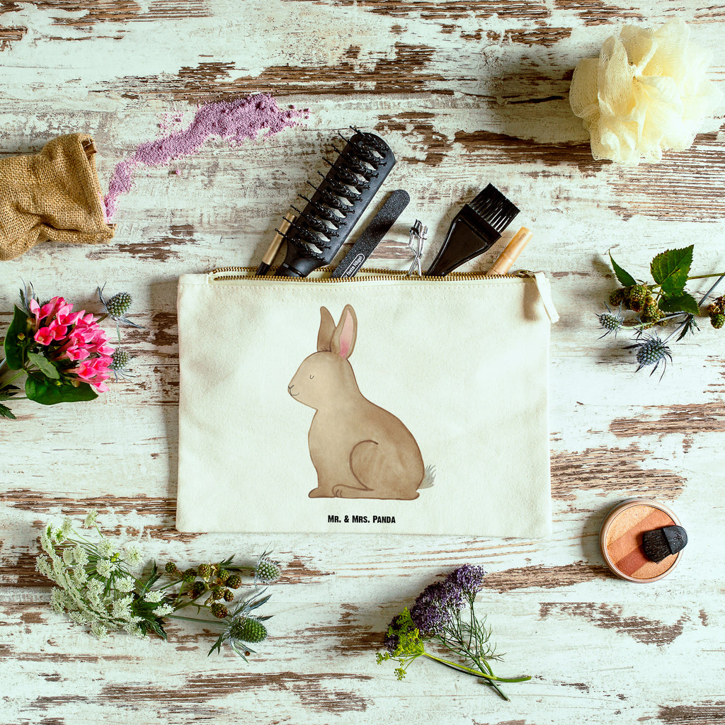 Schminktasche Hase sitzend Schminktasche, Kosmetiktasche, Kosmetikbeutel, Stiftemäppchen, Etui, Federmappe, Makeup, XXL, Schminketui, Kosmetiketui, Schlamperetui, Ostern, Osterhase, Ostergeschenke, Osternest, Osterdeko, Geschenk zu Ostern, Frohe Ostern, Ostergrüße, Osterblume, Liebe, Grüße, Hase, Kaninchen