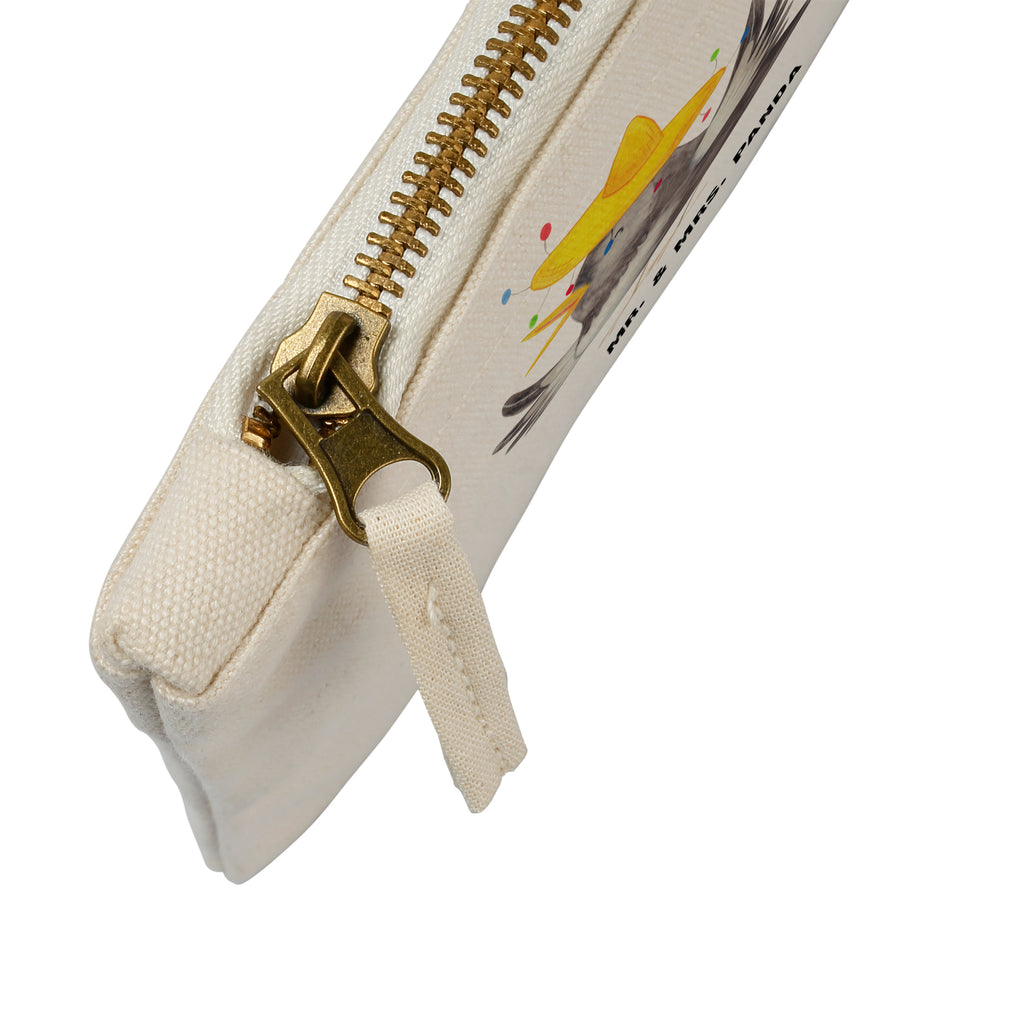 Schminktasche Rabe mit Sombrero Schminktasche, Kosmetiktasche, Kosmetikbeutel, Stiftemäppchen, Etui, Federmappe, Makeup, XXL, Schminketui, Kosmetiketui, Schlamperetui, Tiermotive, Gute Laune, lustige Sprüche, Tiere, Rabe, Vogel, Vögel, Spruch positiv, fröhlich sein, glücklich sein, Glück Spruch, froh, Elster, Motivation