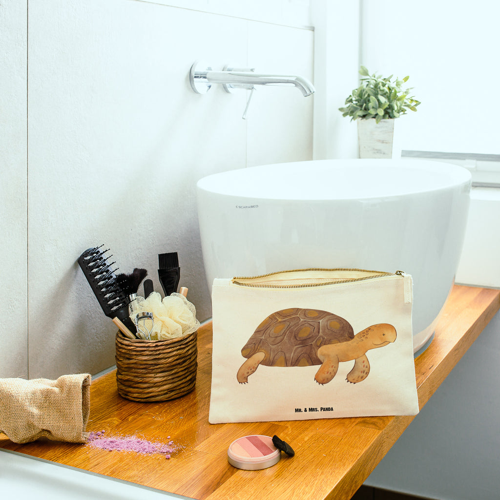 Schminktasche Schildkröte marschiert Schminktasche, Kosmetiktasche, Kosmetikbeutel, Stiftemäppchen, Etui, Federmappe, Makeup, XXL, Schminketui, Kosmetiketui, Schlamperetui, Meerestiere, Meer, Urlaub, Schildkröte, Schildkröten, get lost, Abenteuer, Reiselust, Inspiration, Neustart, Motivation, Lieblingsmensch