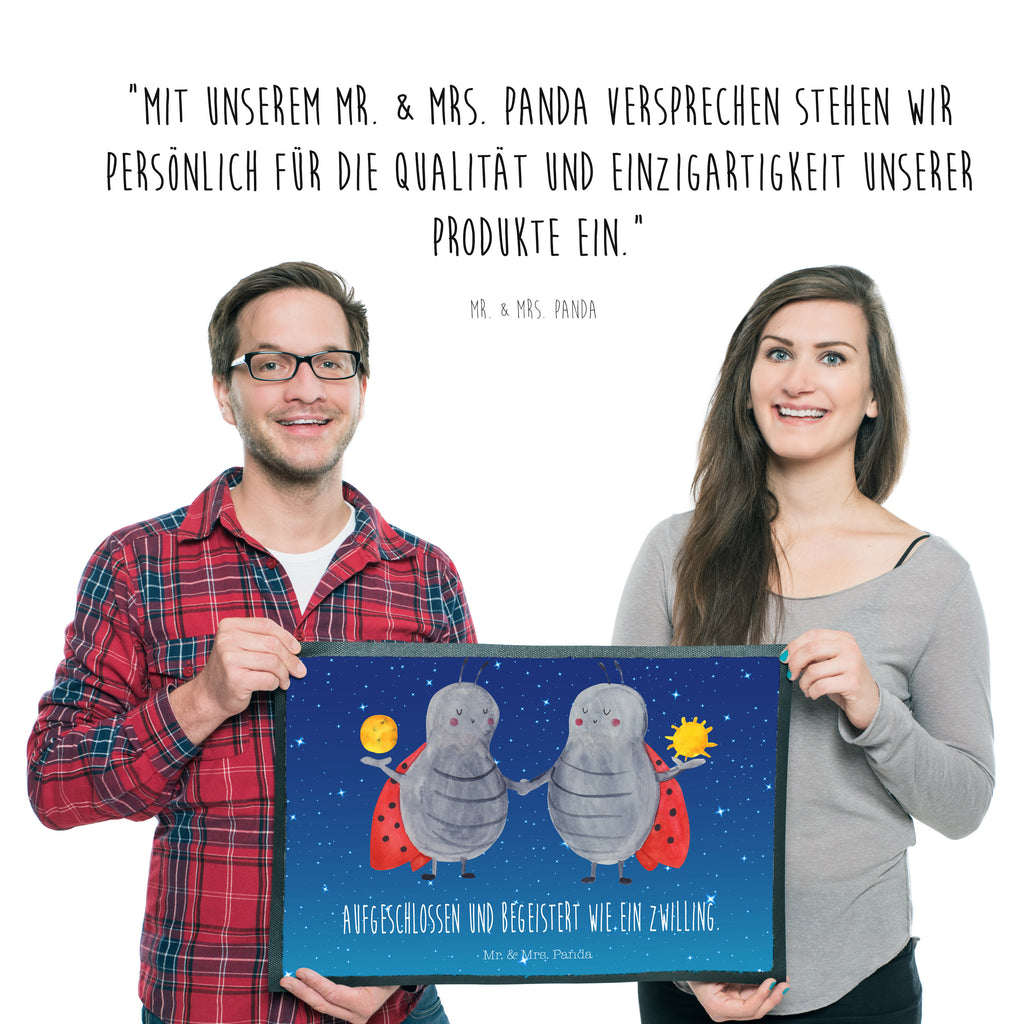 Fußmatte Sternzeichen Zwilling Türvorleger, Schmutzmatte, Fußabtreter, Matte, Schmutzfänger, Fußabstreifer, Schmutzfangmatte, Türmatte, Motivfußmatte, Haustürmatte, Vorleger, Tierkreiszeichen, Sternzeichen, Horoskop, Astrologie, Aszendent, Zwillinge, Zwilling Geschenk, Zwilling Sternzeichen, Geburtstag Mai, Geschenk Mai, Geschenk Juni, Marienkäfer, Glückskäfer, Zwillingsbruder, Zwillingsschwester