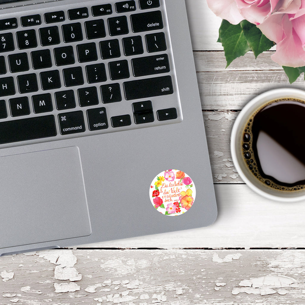 40mm Rund Aufkleber Du Lächelst Sticker, Aufkleber, Etikett, Blumen Deko, Frühlings Deko, Sommer Deko, Dekoration, positive Botschaft, Naturliebhaber, Outdoor, Natur, Abenteuer, Lächele, Welt verändert sich, Zitat Buddha, Lachen Spruch, glücklich sein, Zitat schön, Geschenk Freundin, Spruch positiv
