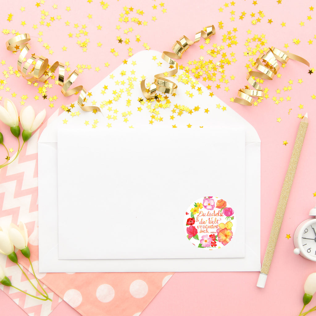 40mm Rund Aufkleber Du Lächelst Sticker, Aufkleber, Etikett, Blumen Deko, Frühlings Deko, Sommer Deko, Dekoration, positive Botschaft, Naturliebhaber, Outdoor, Natur, Abenteuer, Lächele, Welt verändert sich, Zitat Buddha, Lachen Spruch, glücklich sein, Zitat schön, Geschenk Freundin, Spruch positiv