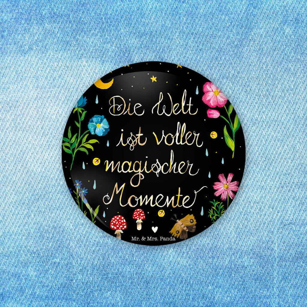 50mm Button Magische Welt 50mm Button, Button, Pin, Anstecknadel, Blumen Deko, Frühlings Deko, Sommer Deko, Dekoration, positive Botschaft, Naturliebhaber, Outdoor, Natur, Abenteuer, Magische Momente, Spruch schön, Spruch positiv, Motivation, schwarz, magisch, Blumen, Nacht, Weisheit