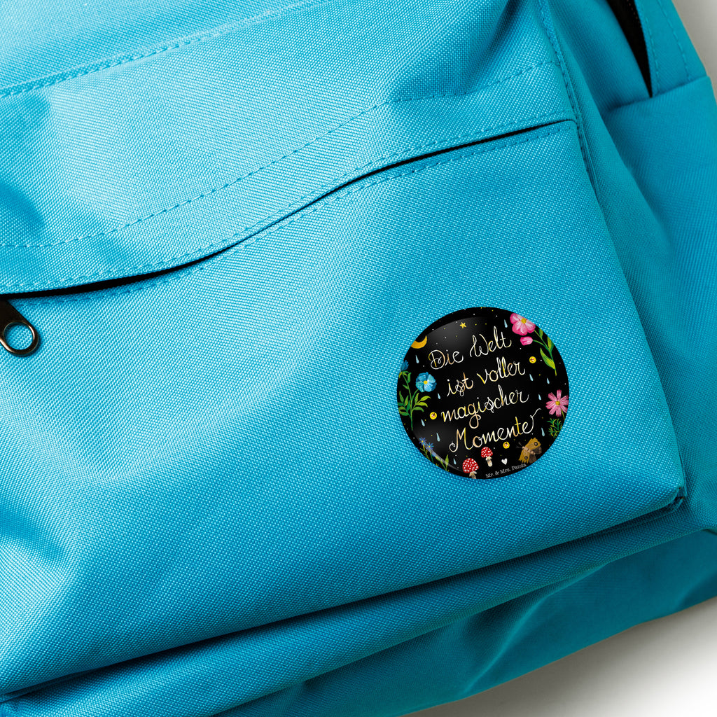 50mm Button Magische Welt 50mm Button, Button, Pin, Anstecknadel, Blumen Deko, Frühlings Deko, Sommer Deko, Dekoration, positive Botschaft, Naturliebhaber, Outdoor, Natur, Abenteuer, Magische Momente, Spruch schön, Spruch positiv, Motivation, schwarz, magisch, Blumen, Nacht, Weisheit