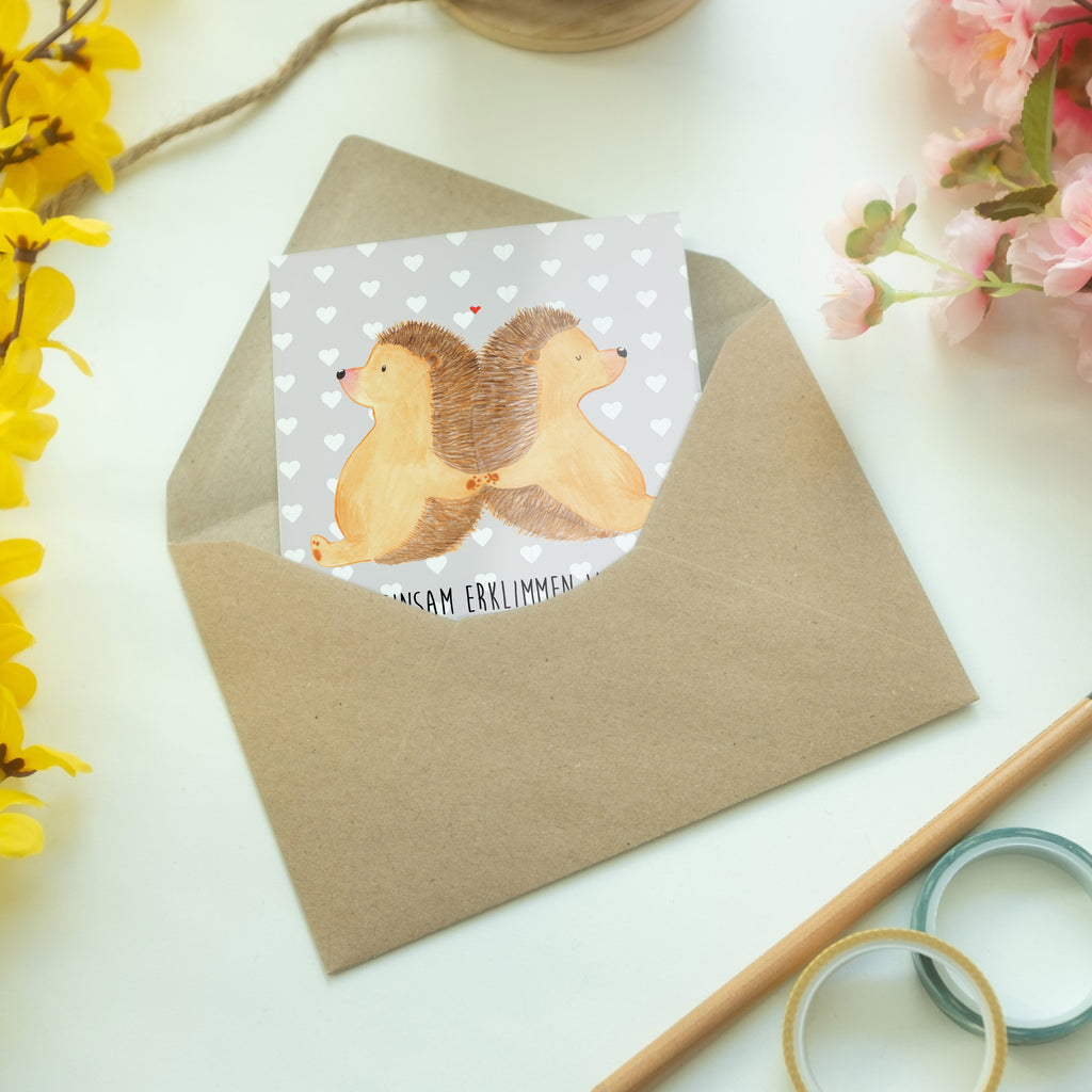 Grußkarte Igel händchenhaltend Klappkarte, Einladungskarte, Glückwunschkarte, Hochzeitskarte, Geburtstagskarte, Karte, Liebe, Partner, Freund, Freundin, Ehemann, Ehefrau, Heiraten, Verlobung, Heiratsantrag, Liebesgeschenk, Jahrestag, Hocheitstag, Igel, Igelliebe, Hand in Hand, Liebesbeweis, große Liebe, Liebesbotschaft, Hochzeit, Lieblingsmensch, Gemeinsamkeit, Love, Geschenk für zwei
