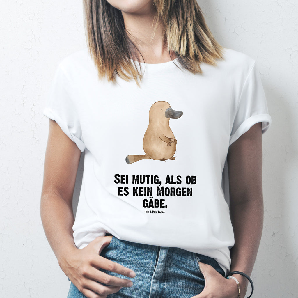 Größe XXL T-Shirt Schnabeltier mutig T-Shirt, Shirt, Tshirt, Lustiges T-Shirt, T-Shirt mit Spruch, Party, Junggesellenabschied, Jubiläum, Geburstag, Herrn, Damen, Männer, Frauen, Schlafshirt, Nachthemd, Sprüche, Meerestiere, Meer, Urlaub, Schnabeltier, Mut, mutig, Lebensweisheit, Schnabeltiere, Motivation, Training, Büro, Arbeit, Neuanfang, Neustart, Weltreise, Raodtrip
