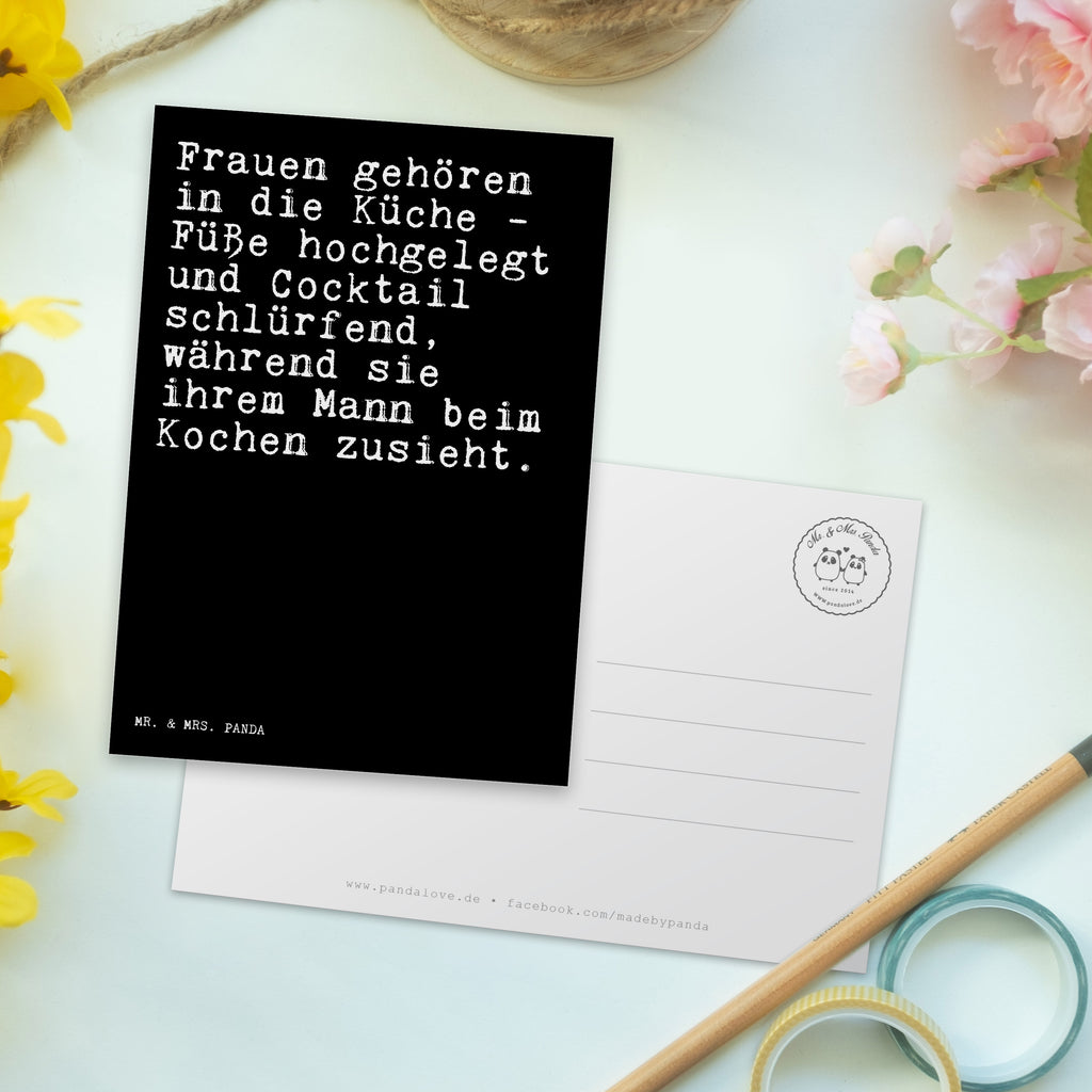Postkarte Sprüche und Zitate Frauen gehören in die Küche - Füße hochgelegt und Cocktail schlürfend, während sie ihrem Mann beim Kochen zusieht. Geschenkkarte, Grußkarte, Karte, Einladung, Ansichtskarte, Geburtstagskarte, Einladungskarte, Dankeskarte, Spruch, Sprüche, lustig, Weisheiten, Zitate, Spruch Sprüche Weisheiten Zitate Lustig Weisheit Worte