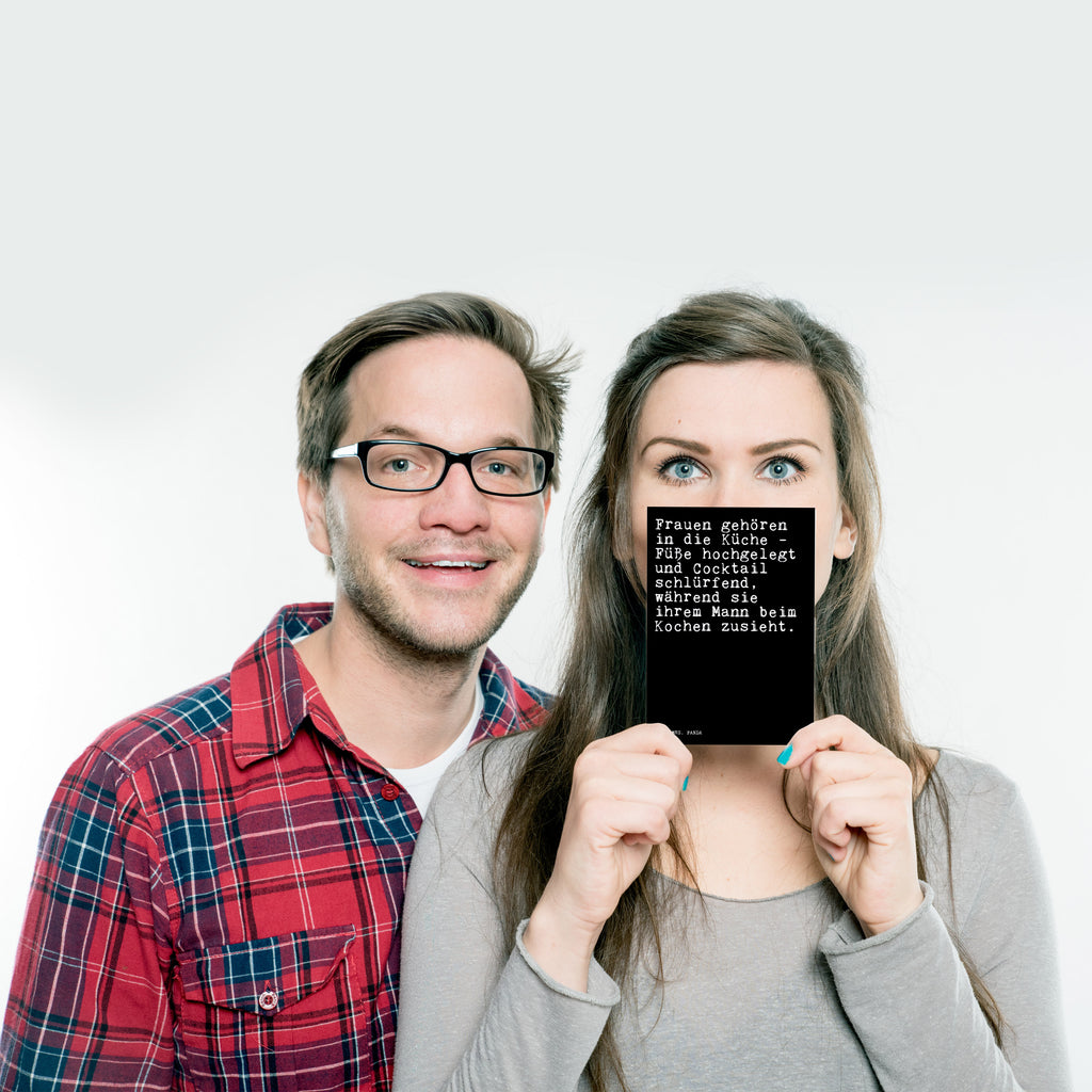 Postkarte Sprüche und Zitate Frauen gehören in die Küche - Füße hochgelegt und Cocktail schlürfend, während sie ihrem Mann beim Kochen zusieht. Geschenkkarte, Grußkarte, Karte, Einladung, Ansichtskarte, Geburtstagskarte, Einladungskarte, Dankeskarte, Spruch, Sprüche, lustig, Weisheiten, Zitate, Spruch Sprüche Weisheiten Zitate Lustig Weisheit Worte