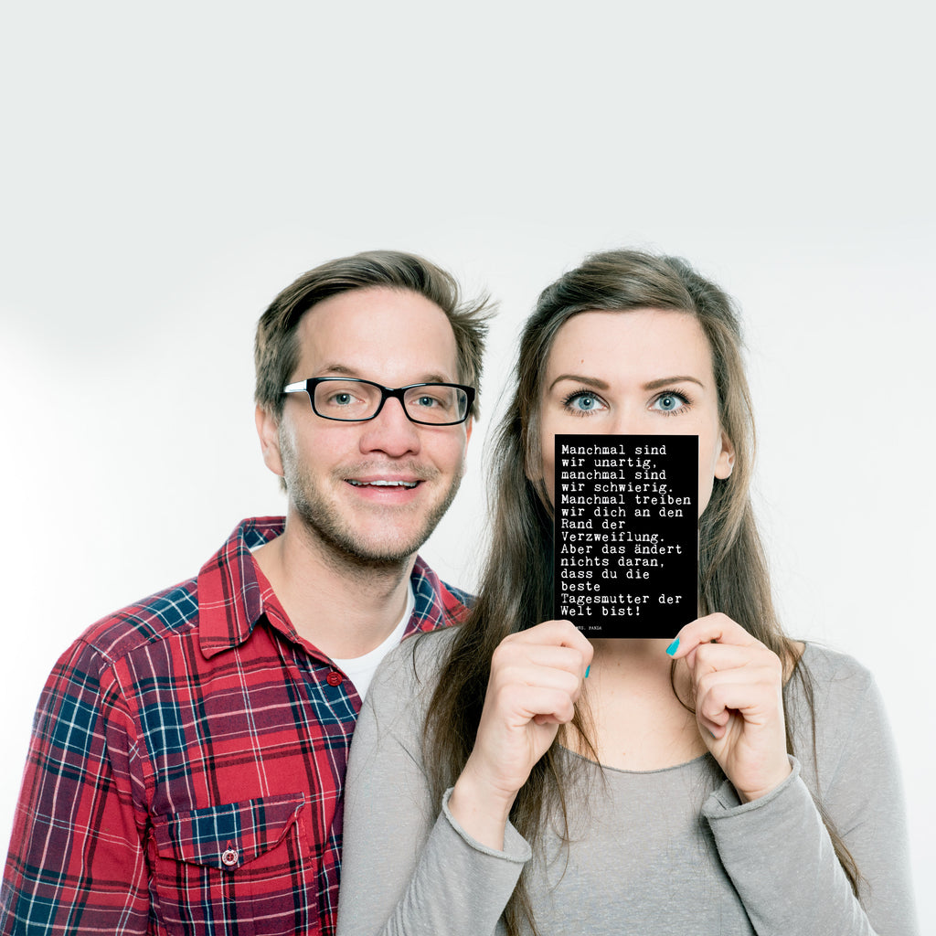 Postkarte Sprüche und Zitate Manchmal sind wir unartig, manchmal sind wir schwierig. Manchmal treiben wir dich an den Rand der Verzweiflung. Aber das ändert nichts daran, dass du die beste Tagesmutter der Welt bist! Geschenkkarte, Grußkarte, Karte, Einladung, Ansichtskarte, Geburtstagskarte, Einladungskarte, Dankeskarte, Spruch, Sprüche, lustig, Weisheiten, Zitate, Spruch Sprüche Weisheiten Zitate Lustig Weisheit Worte