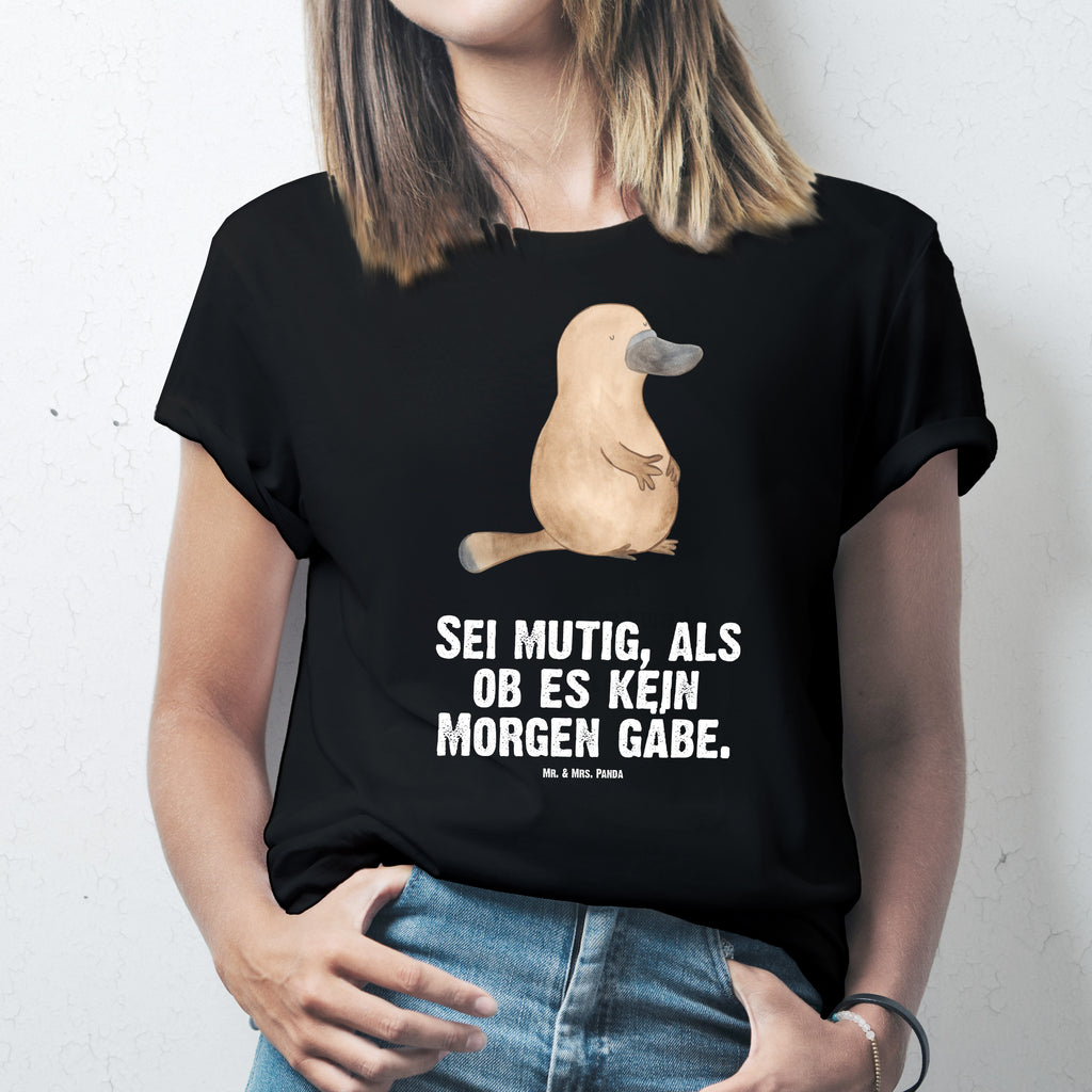 Größe XXL T-Shirt Schnabeltier mutig T-Shirt, Shirt, Tshirt, Lustiges T-Shirt, T-Shirt mit Spruch, Party, Junggesellenabschied, Jubiläum, Geburstag, Herrn, Damen, Männer, Frauen, Schlafshirt, Nachthemd, Sprüche, Meerestiere, Meer, Urlaub, Schnabeltier, Mut, mutig, Lebensweisheit, Schnabeltiere, Motivation, Training, Büro, Arbeit, Neuanfang, Neustart, Weltreise, Raodtrip