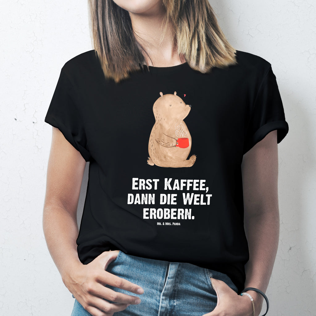 Größe M T-Shirt Bär Kaffee T-Shirt, Shirt, Tshirt, Lustiges T-Shirt, T-Shirt mit Spruch, Party, Junggesellenabschied, Jubiläum, Geburstag, Herrn, Damen, Männer, Frauen, Schlafshirt, Nachthemd, Sprüche, Bär, Teddy, Teddybär, Kaffee, Coffee, Bären, guten Morgen, Morgenroutine, Welt erobern, Welt retten, Motivation