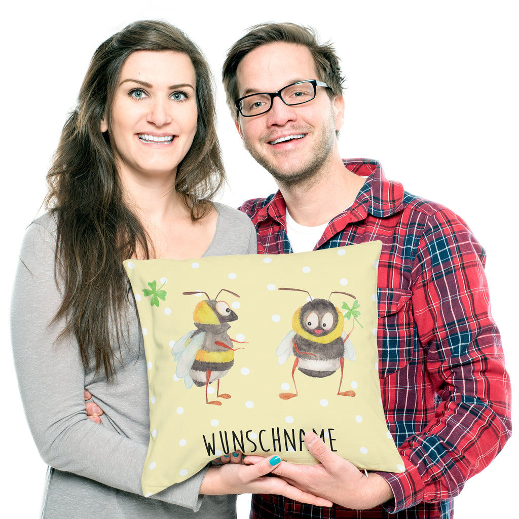 Personalisiertes Kissen Hummeln mit Kleeblatt Kissen, personalisiert, Name, Wunschname, bedrucken, Kopfkissen, Tiermotive, Gute Laune, lustige Sprüche, Tiere, Hummel, Biene, Spruch positiv, Biene Deko, Spruch schön, glücklich sein, glücklich werden, Spruch fröhlich