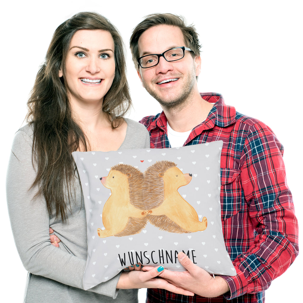 Personalisiertes Kissen Igel händchenhaltend Kissen, personalisiert, Name, Wunschname, bedrucken, Kopfkissen, Liebe, Partner, Freund, Freundin, Ehemann, Ehefrau, Heiraten, Verlobung, Heiratsantrag, Liebesgeschenk, Jahrestag, Hocheitstag, Igel, Igelliebe, Hand in Hand, Liebesbeweis, große Liebe, Liebesbotschaft, Hochzeit, Lieblingsmensch, Gemeinsamkeit, Love, Geschenk für zwei
