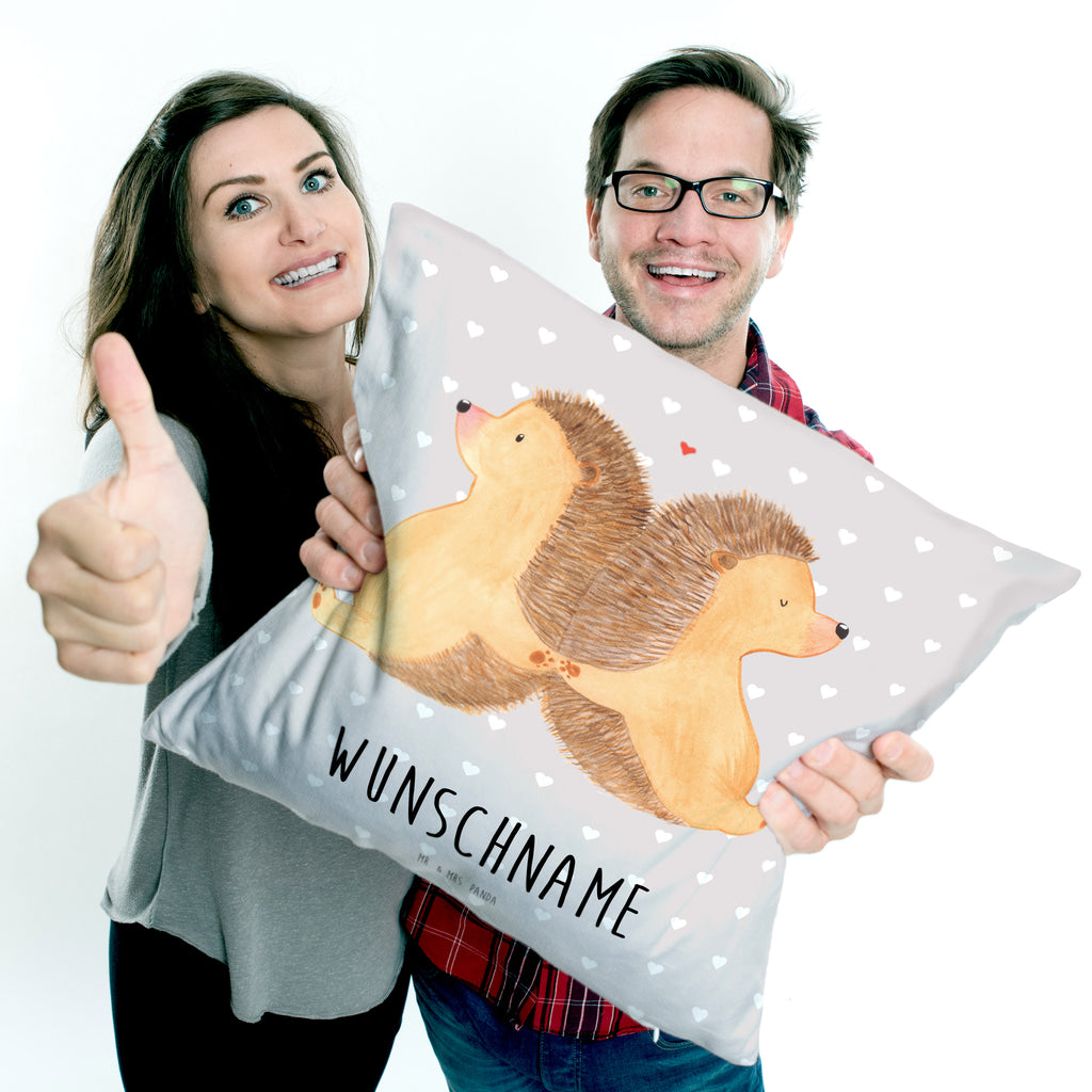 Personalisiertes Kissen Igel händchenhaltend Kissen, personalisiert, Name, Wunschname, bedrucken, Kopfkissen, Liebe, Partner, Freund, Freundin, Ehemann, Ehefrau, Heiraten, Verlobung, Heiratsantrag, Liebesgeschenk, Jahrestag, Hocheitstag, Igel, Igelliebe, Hand in Hand, Liebesbeweis, große Liebe, Liebesbotschaft, Hochzeit, Lieblingsmensch, Gemeinsamkeit, Love, Geschenk für zwei