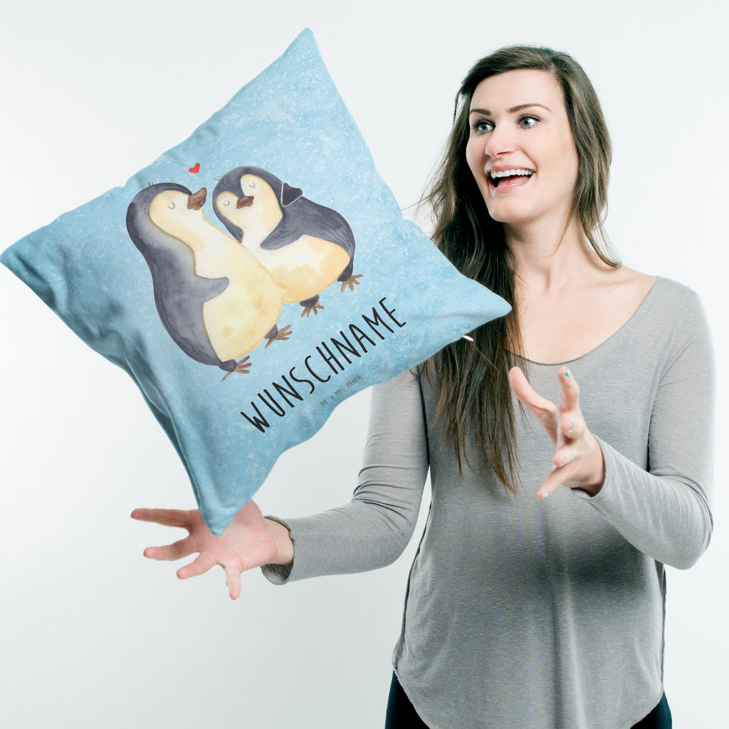 Personalisiertes Kissen Pinguin umarmend Kissen, personalisiert, Name, Wunschname, bedrucken, Kopfkissen, Pinguin, Liebe, Liebespaar, Liebesbeweis, Liebesgeschenk, Verlobung, Jahrestag, Hochzeitstag, Hochzeit, Hochzeitsgeschenk