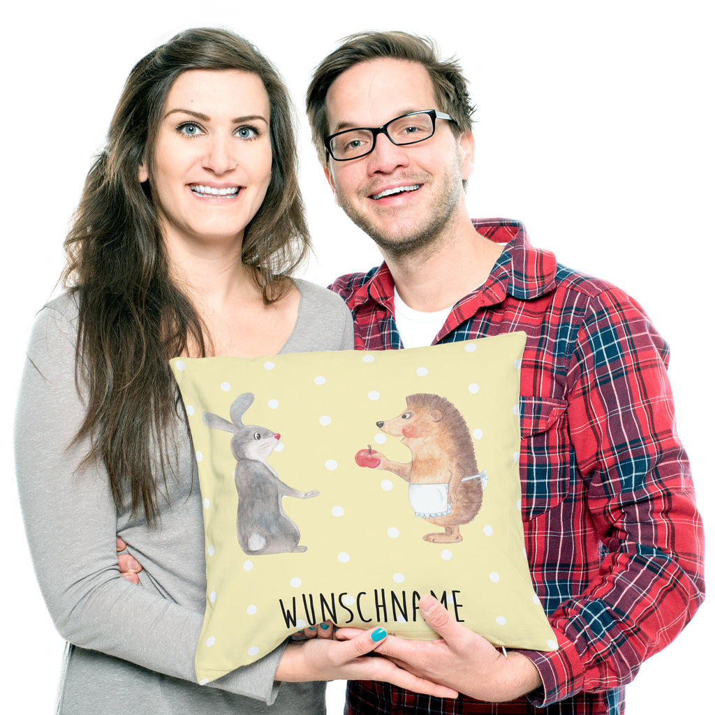 Personalisiertes Kissen Liebe ist nie ohne Schmerz Kissen, personalisiert, Name, Wunschname, bedrucken, Kopfkissen, Tiermotive, Gute Laune, lustige Sprüche, Tiere, Igel und Hase, Igel, Hase, Liebe Spruch, Liebeskummer Geschenk, Herzschmerz, Trösten, Trennungsschmerz, Spruch romantisch