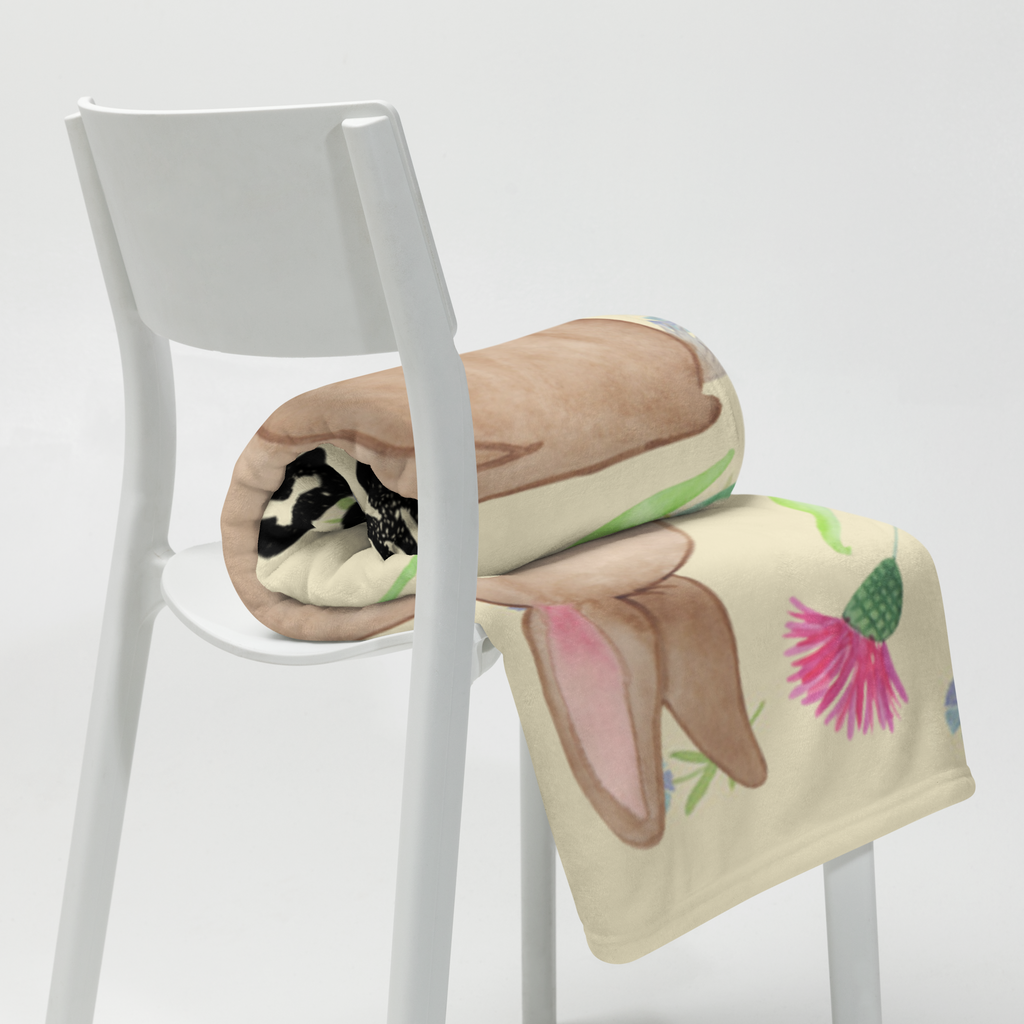 Kuscheldecke Hase sitzend Decke, Wohndecke, Tagesdecke, Wolldecke, Sofadecke, Ostern, Osterhase, Ostergeschenke, Osternest, Osterdeko, Geschenk zu Ostern, Frohe Ostern, Ostergrüße, Osterblume, Liebe, Grüße, Hase, Kaninchen