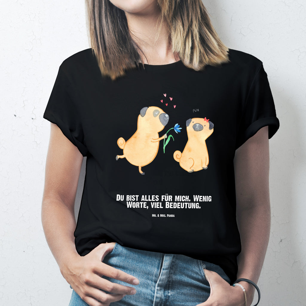 Größe L Personalisiertes T-Shirt Mops verliebt T-Shirt, Shirt, Tshirt, Lustiges T-Shirt, T-Shirt mit Spruch, Party, Junggesellenabschied, Jubiläum, Geburstag, Herrn, Damen, Männer, Frauen, Schlafshirt, Nachthemd, Sprüche, Hund, Hundemotiv, Haustier, Hunderasse, Tierliebhaber, Hundebesitzer, Mops, Möpse, Hundeliebe, verliebt, Liebe, Liebesspruch. Verlobt, Geschenk Freund, Partner
